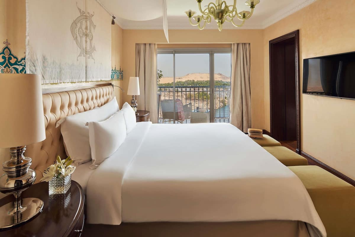 Egyptian cotton sheets, premium bedding, pillowtop beds, minibar