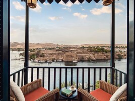 Egyptian cotton sheets, premium bedding, pillowtop beds, minibar