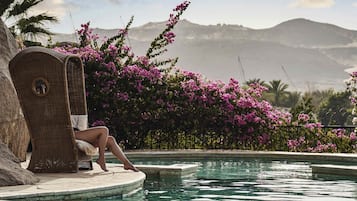 Innenpool, Außenpool, Sonnenschirme, Liegestühle