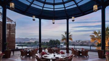 4 restaurants, serveren ontbijt, lunch, diner, Franse gerechten