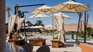 4 bars/lounges, een poolbar