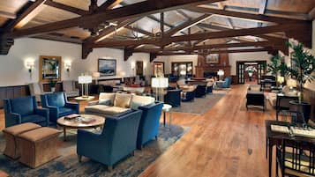 2 bars/lounges