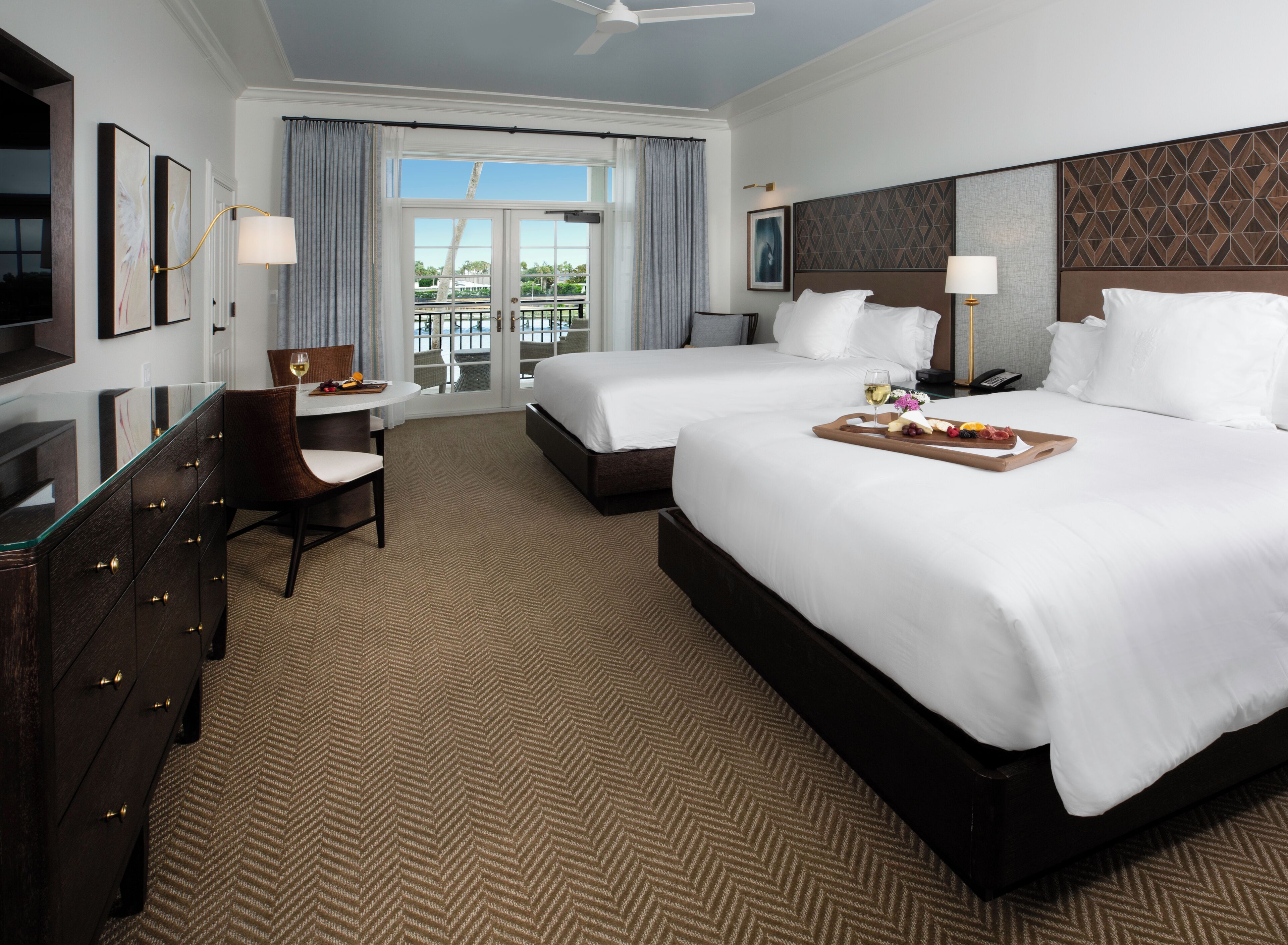 standard room, golf view | premium bedding, minibar, in-room safe, desk