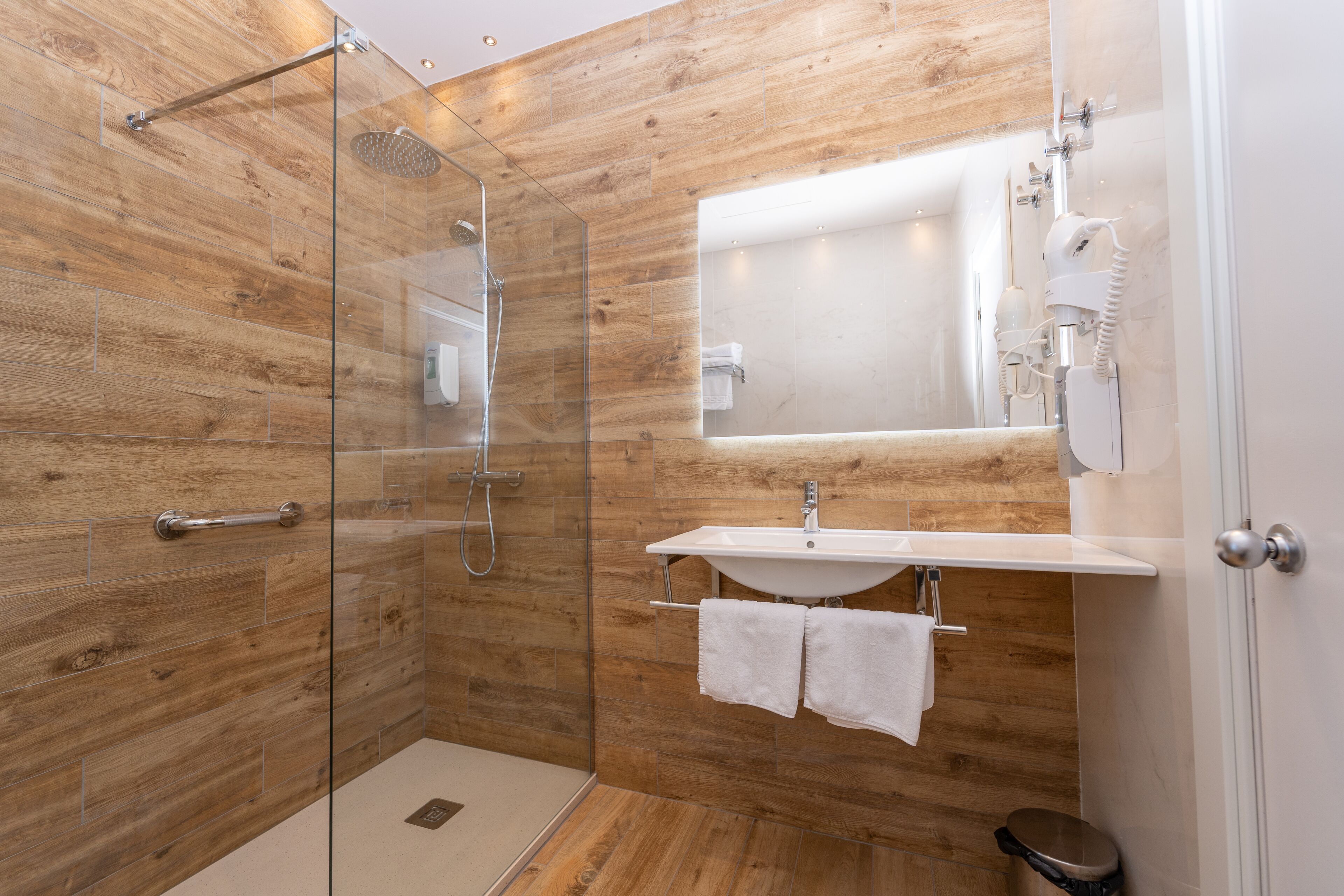 Een regendouche, gratis toiletartikelen, een haardroger, handdoeken