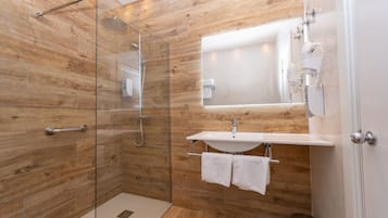 Rainfall showerhead, free toiletries, hair dryer, towels