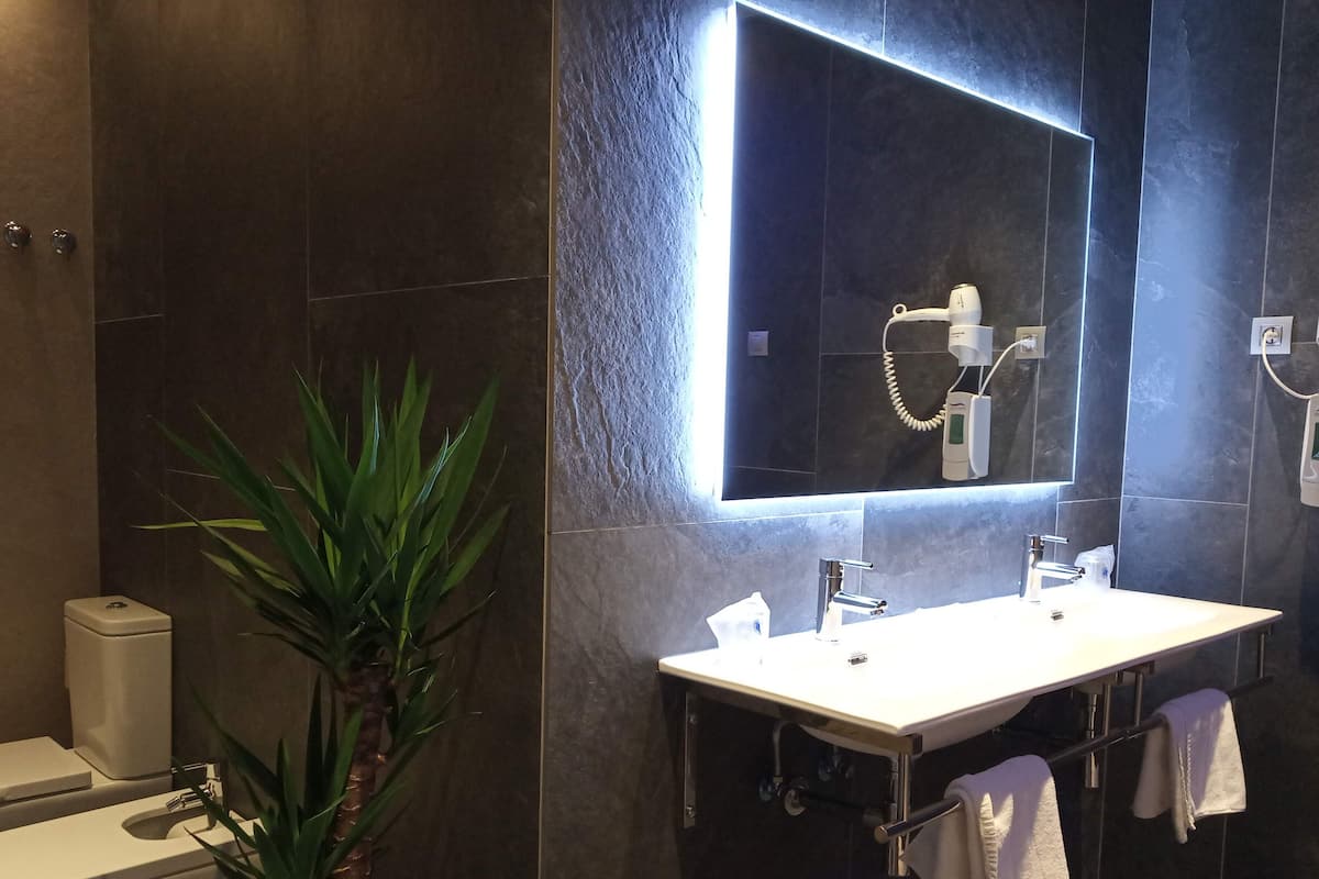 chromotherapy junior suite | bathroom | rainfall showerhead, free toiletries, hair dryer, towels