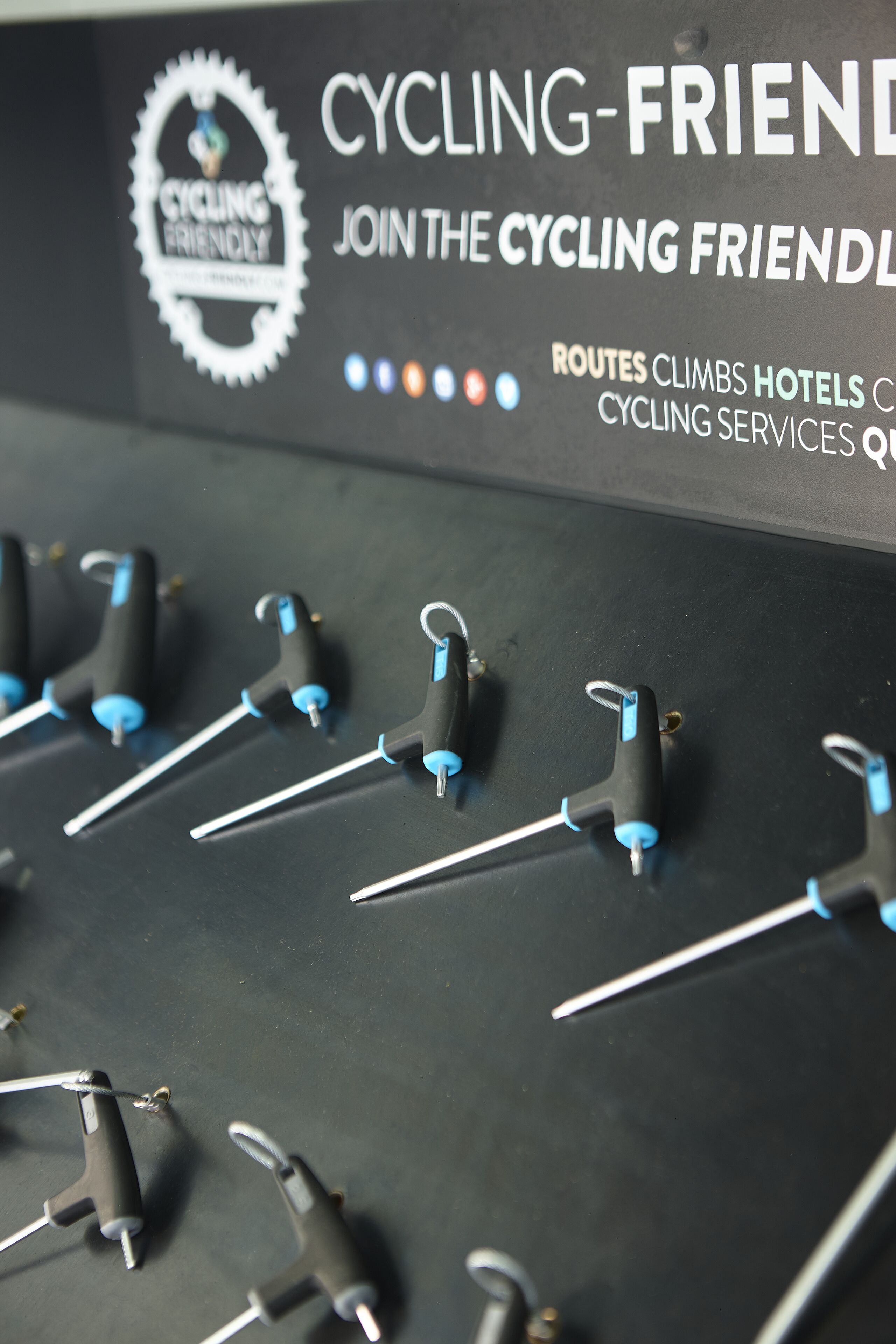 Señal de un hotel para ciclistas, con logotipo y texto que promociona servicios para ciclistas.
