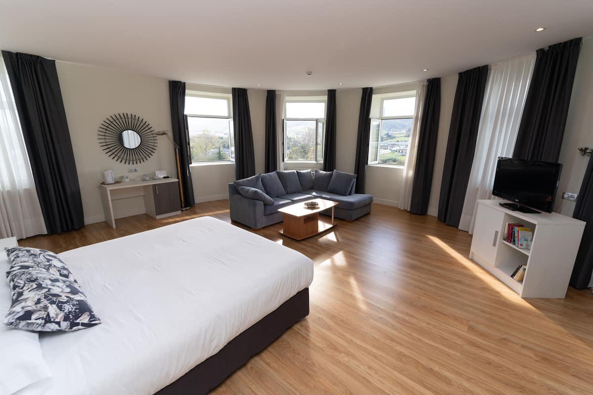 chromotherapy junior suite | 1 bedroom, individually decorated, individually furnished, desk