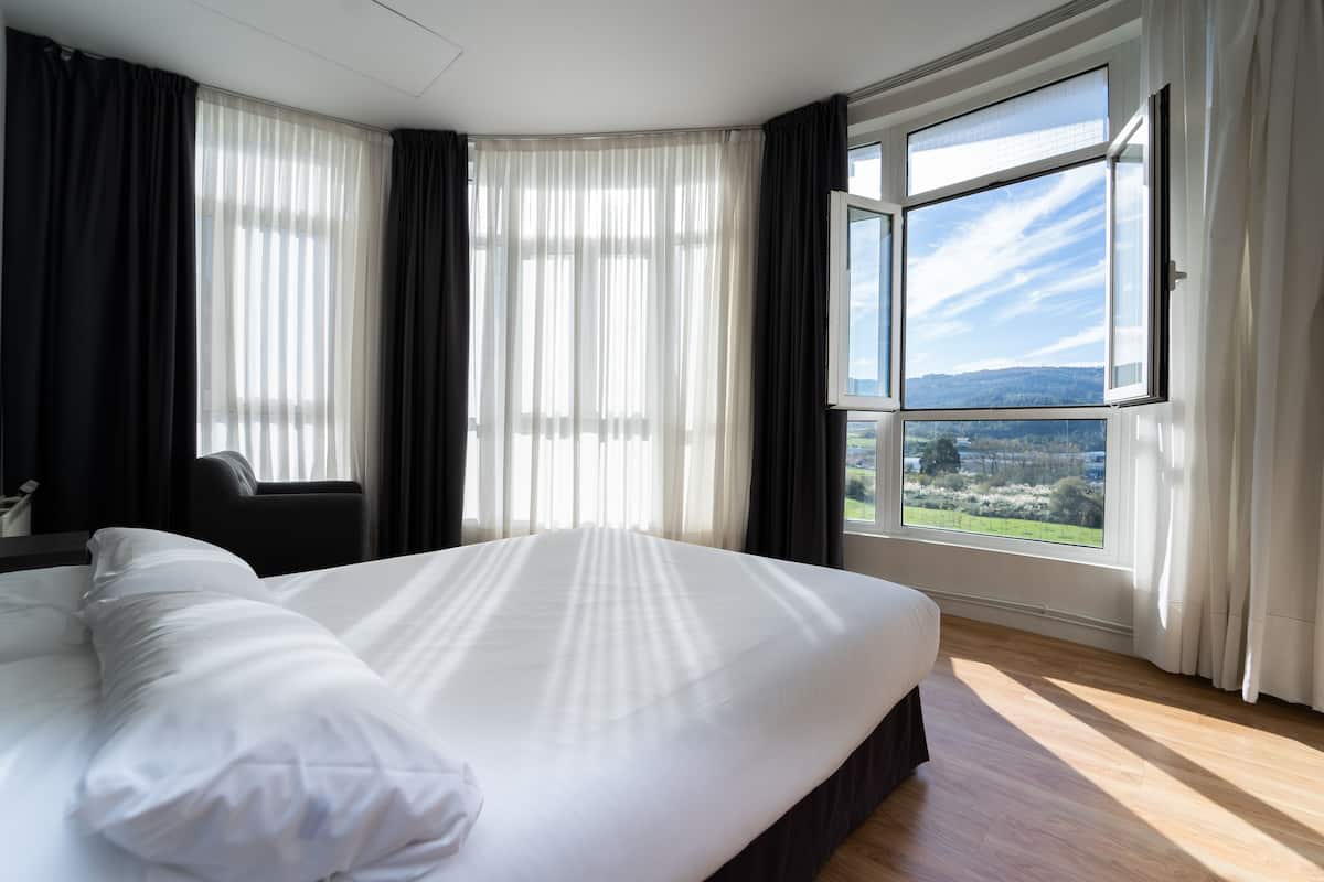 Superior Double Room | 1 bedroom, individually decorated, individually furnished, desk