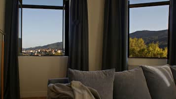 Suite Junior Cromoterapia | 1 habitación, decoración personalizada, muebles diferentes y escritorio