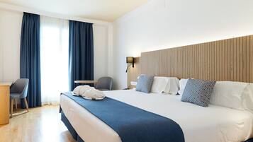 1 dormitorio, minibar, caja fuerte y decoración individual