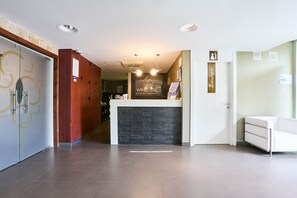 Couples treatment room(s), sauna, hot tub, steam room