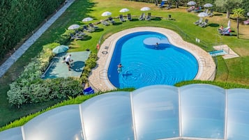 Una piscina al aire libre de temporada (de 10:30 a 20:30), sombrillas