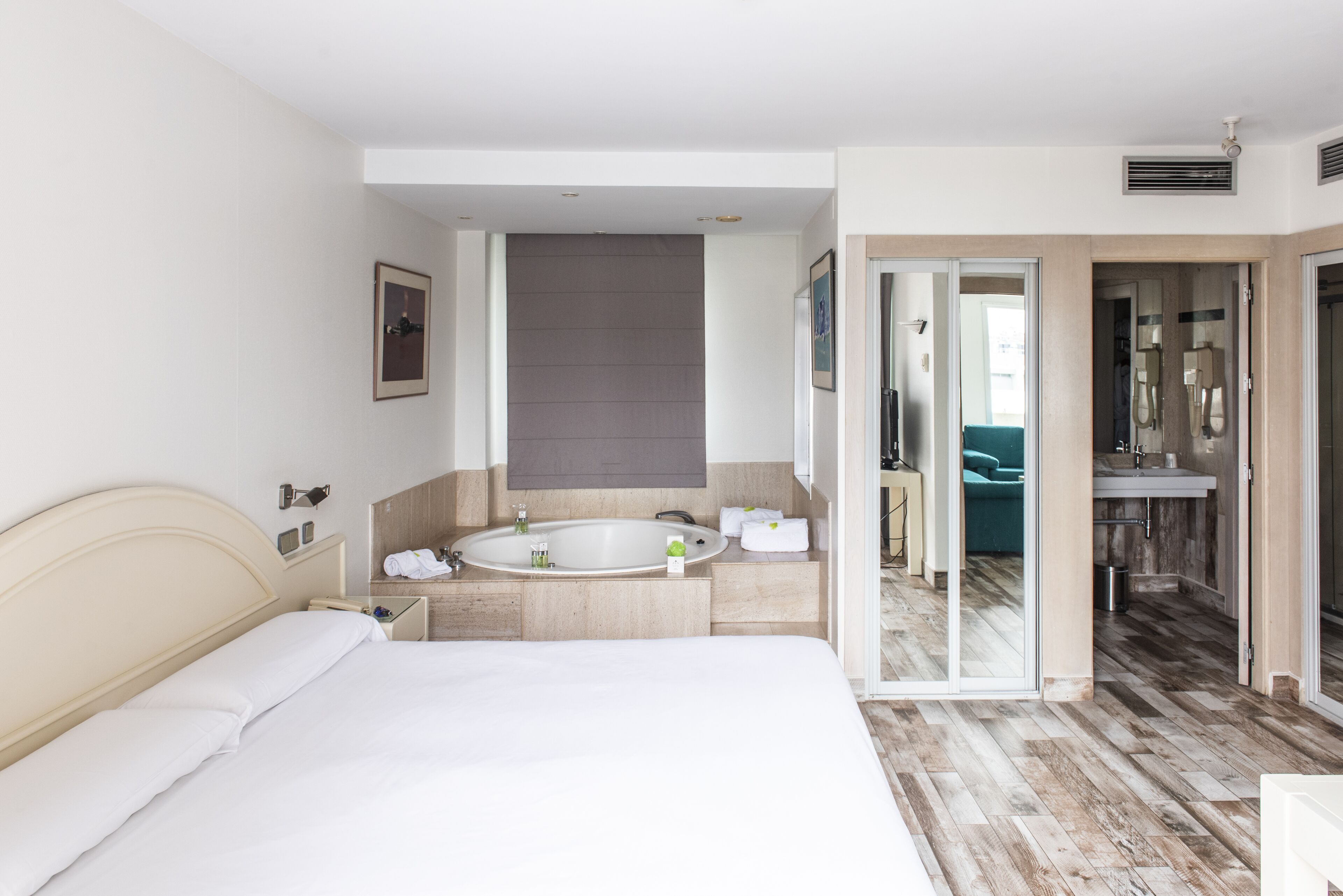 senior suite, hot tub | minibar, in-room safe, desk, blackout curtains