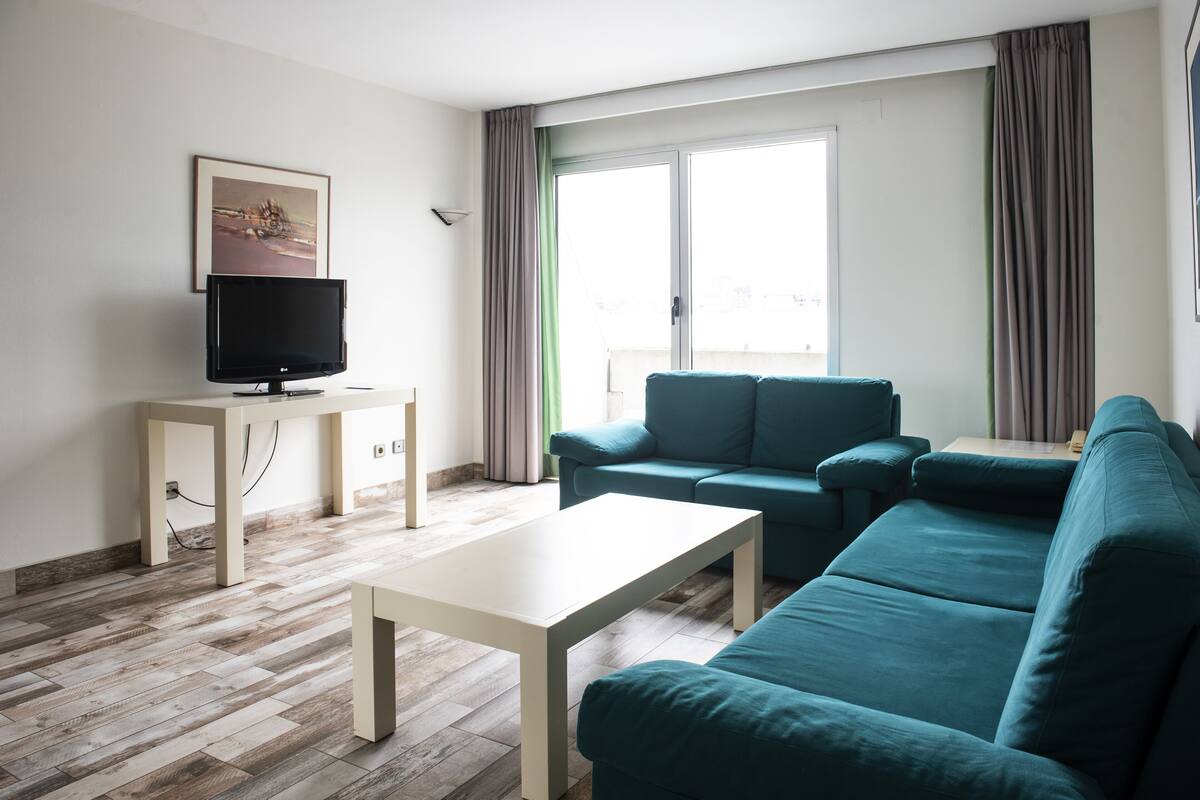 Suite – senior, spabadekar | Minibar, safe på rommet, skrivebord og blendingsgardiner