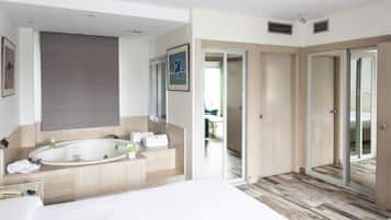 Suite senior, hidromasaje | Minibar, caja de seguridad en la habitación y escritorio