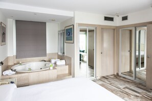 Senior Suite, Hot Tub | 1 bedroom, minibar, in-room safe, desk
