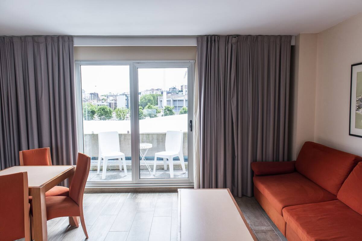 Suite – junior | Minibar, safe p å rommet, skrivebord og blendingsgardiner