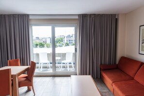 Suite Junior | Minibar, coffre-fort, bureau, rideaux d’obscurcissement