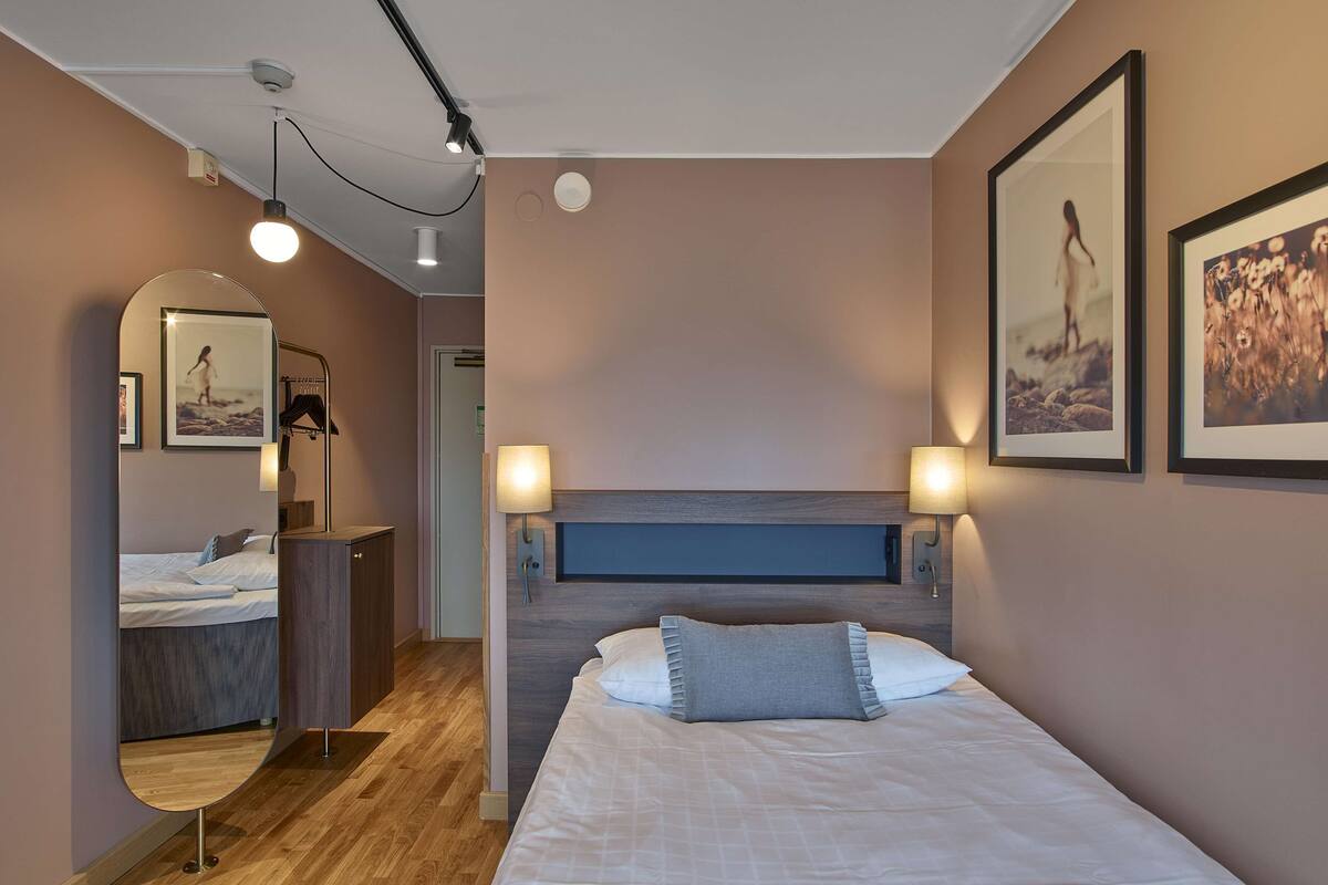 single room | desk, iron/ironing board, free wifi, bed sheets