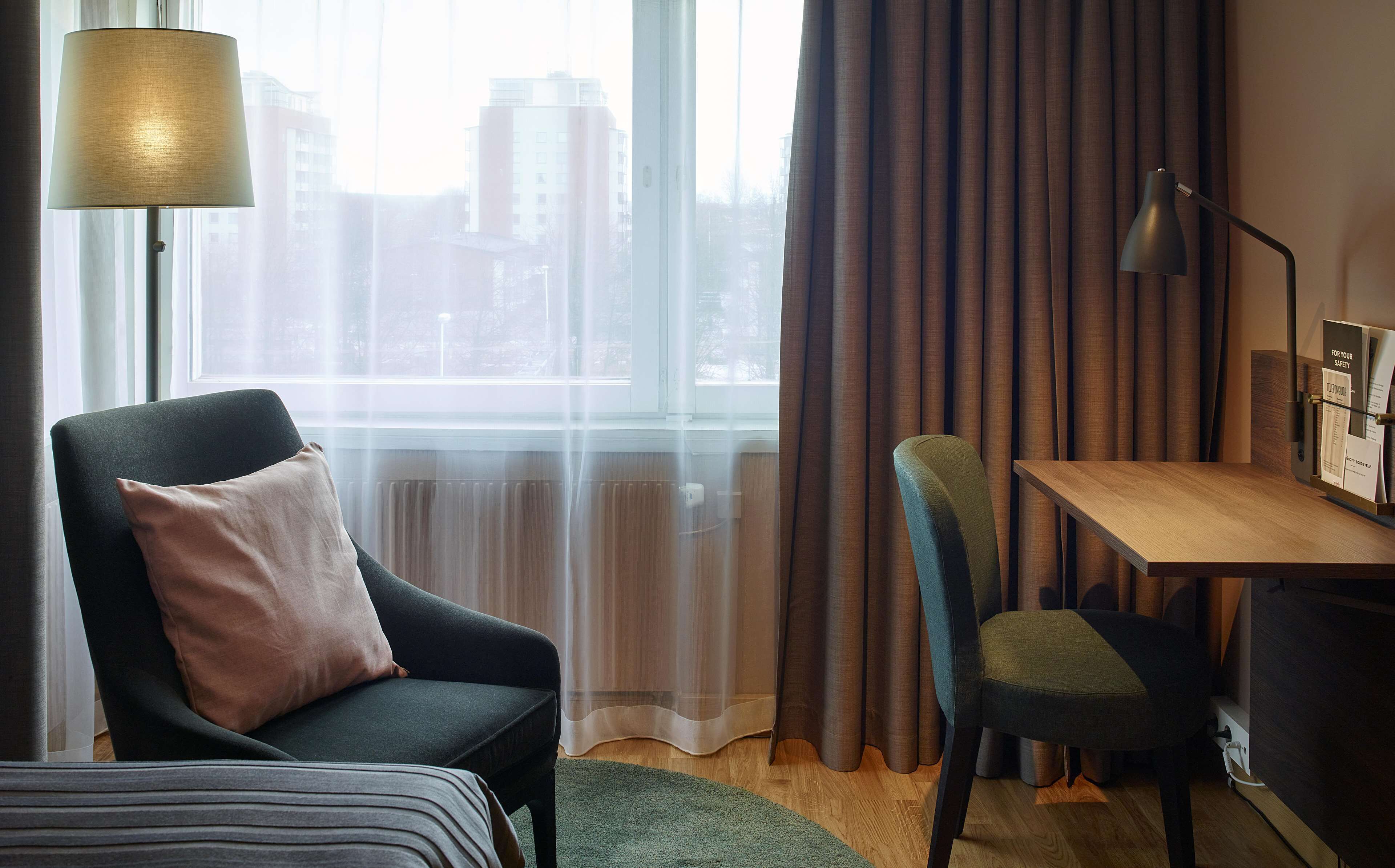 single room | desk, iron/ironing board, free wifi, bed sheets