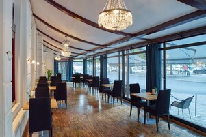 Serviço de café da manhã, culinária local, restaurante ao ar livre 