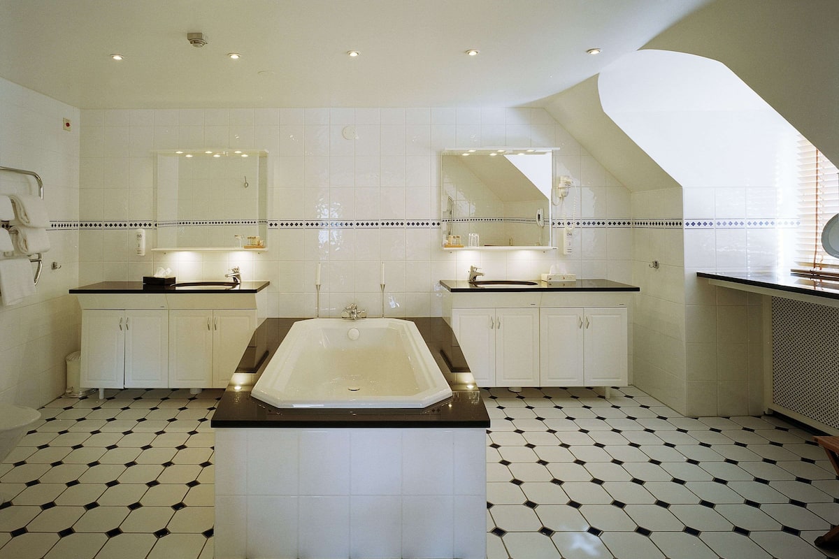 presidential suite | bathroom | hair dryer, towels