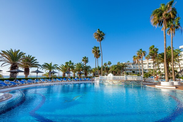 3 outdoor pools, pool umbrellas, pool loungers