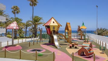 Área de juegos infantiles al aire libre