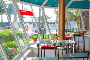 2 restaurants; breakfast served 