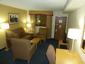 行政套房, 1 张特大床和 1 张沙发床, 无烟房 | 客厅 | 36-英寸纯平电视（配备数码频道）