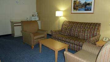 Suite exécutive, 1 très grand lit et 1 canapé-lit, non-fumeur | Aire de séjour | Téléviseur à écran plat de 36 po avec télévision numérique