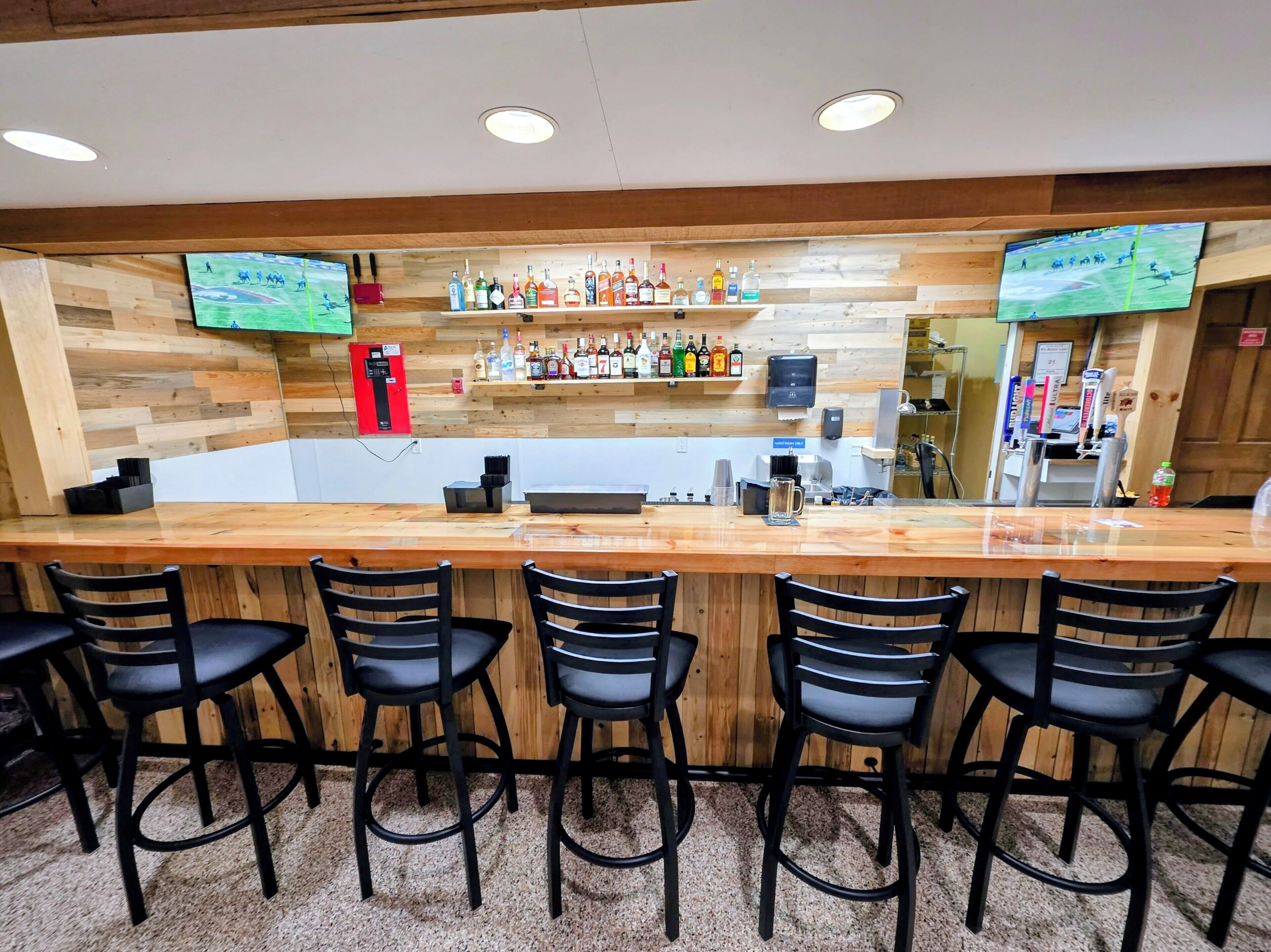 Tilbyder middag og Happy Hour