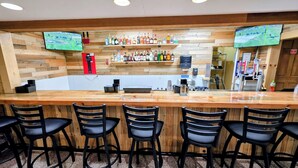 ให้บริการ: อาหารเย็น และ Happy Hours