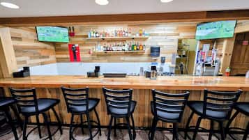 Tilbyder middag og Happy Hour