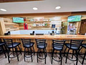 Serverer middag og happy hour
