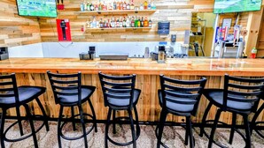 ให้บริการ: อาหารเย็น และ Happy Hours
