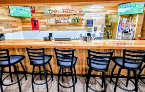 供应晚餐和欢乐时光优惠