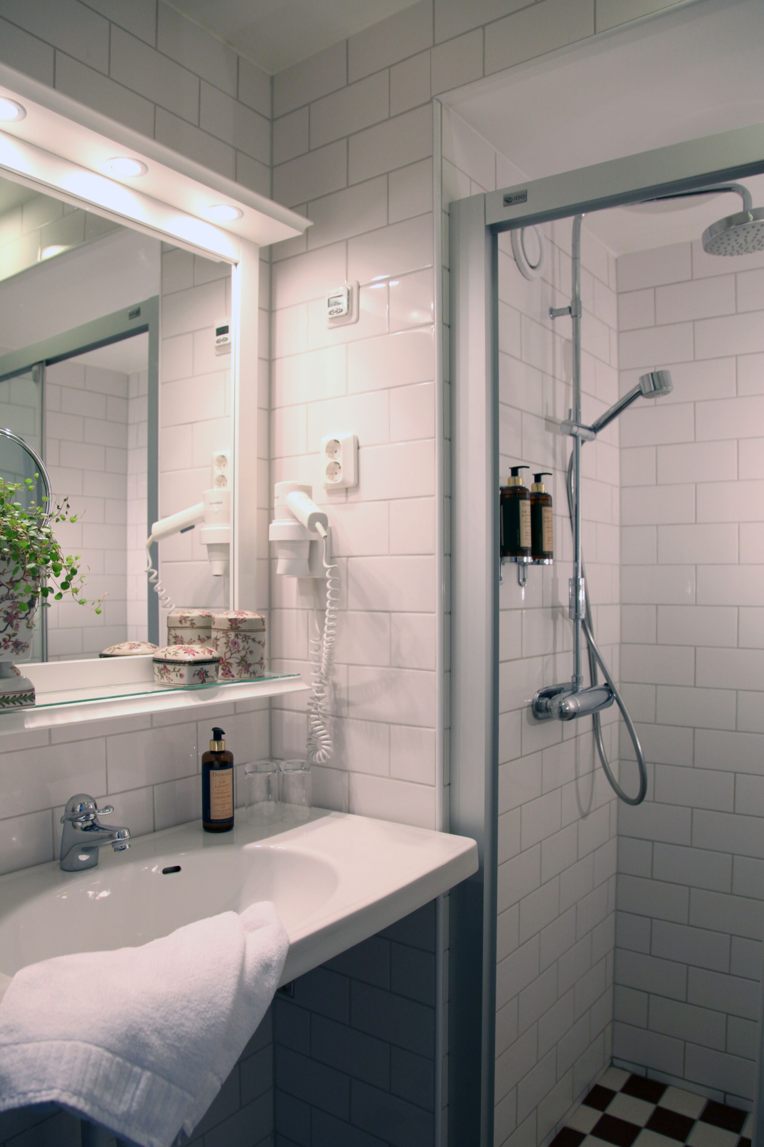 shower, free toiletries, hair dryer, towels