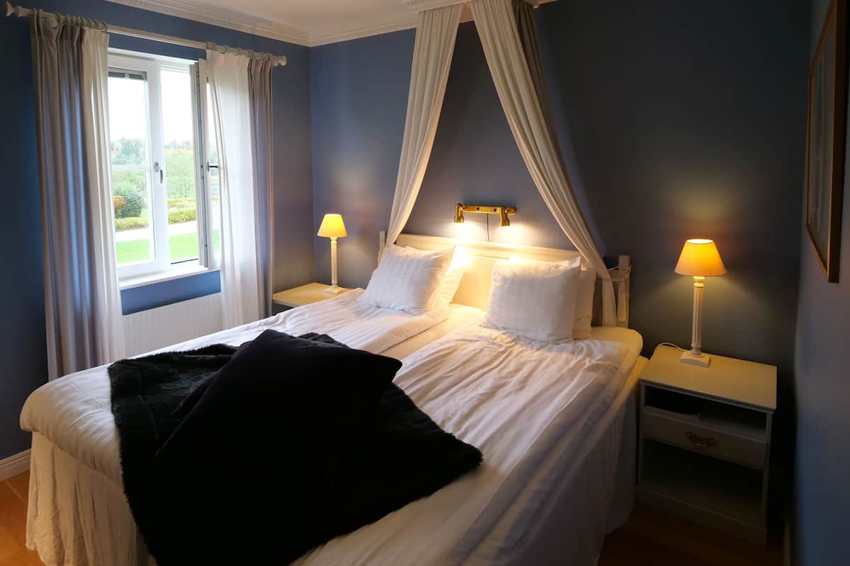 1 bedroom, desk, rollaway beds, free wifi