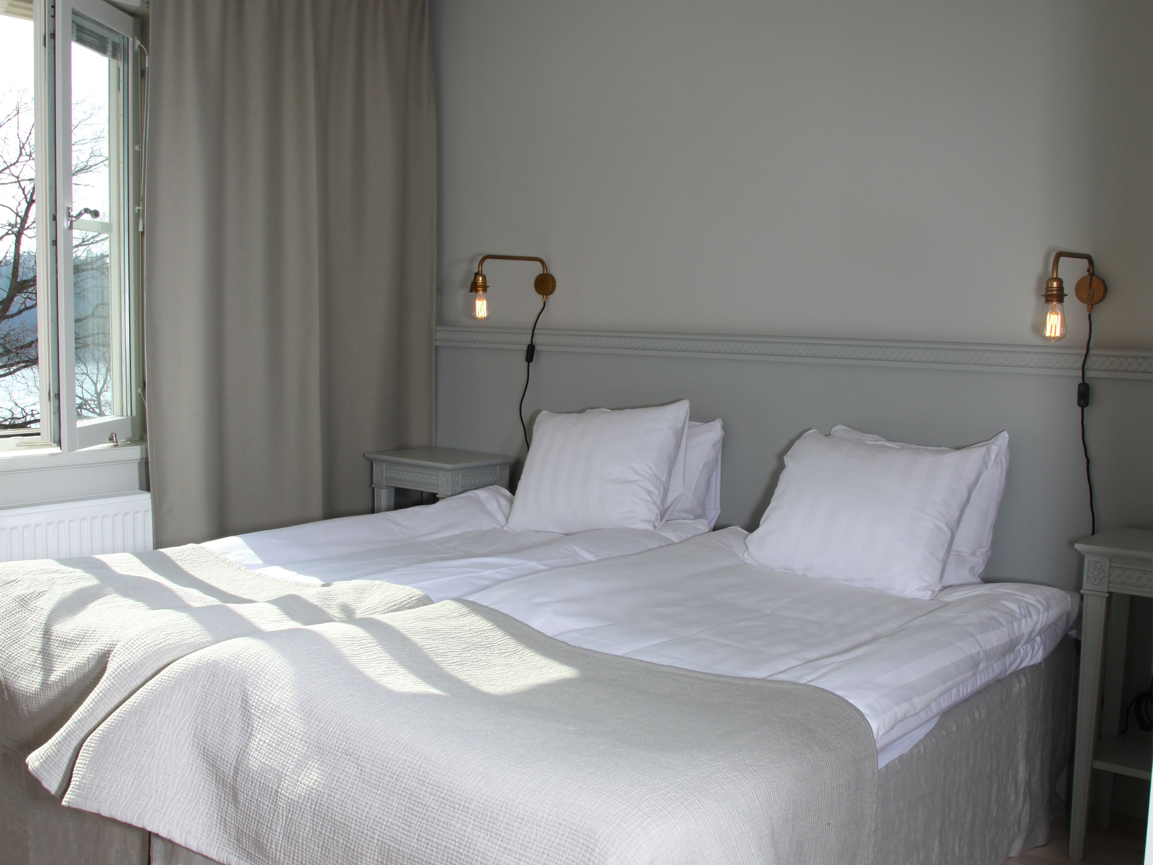 Escritorio, camas supletorias, wifi gratis y ropa de cama