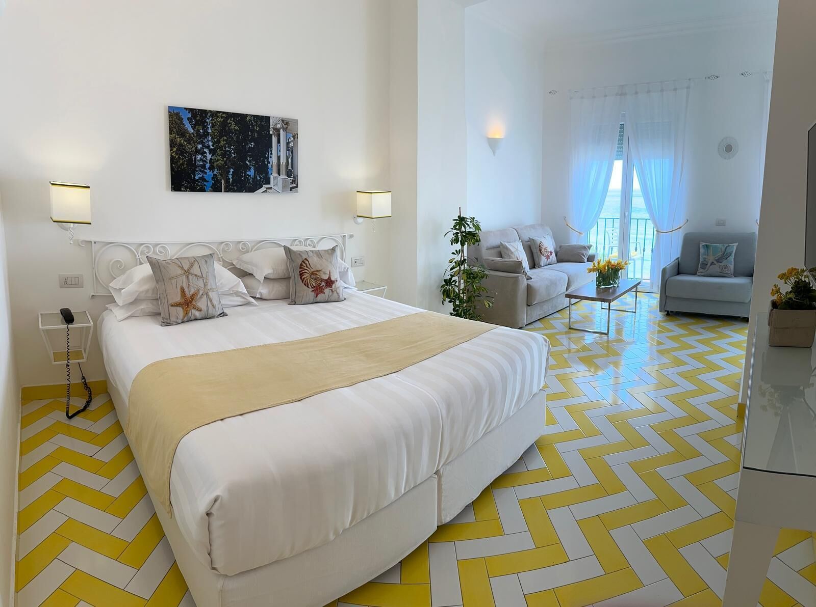 Minibar, caja de seguridad en la habitación y escritorio 