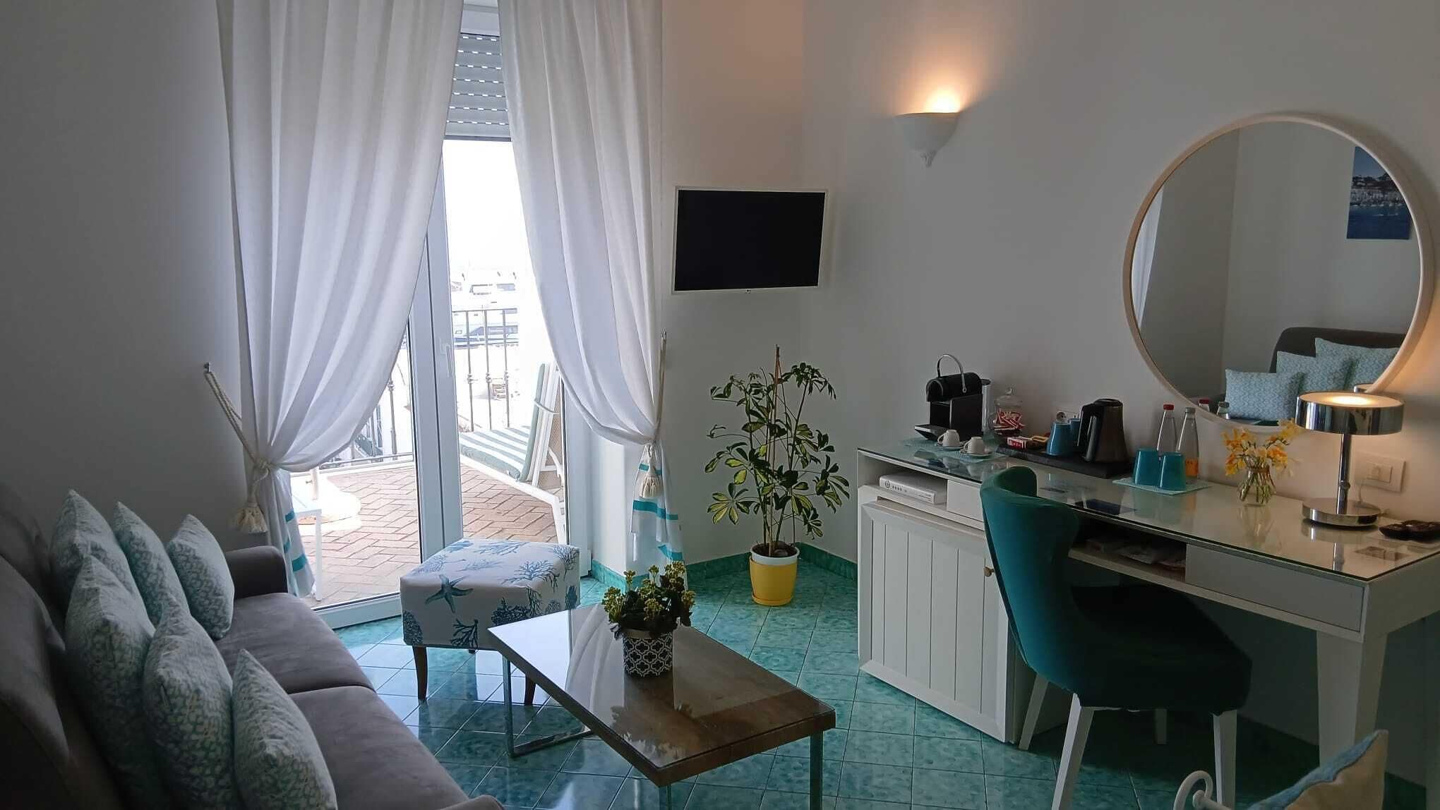 Minibar, caja de seguridad en la habitación y escritorio 