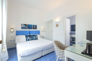 Habitación doble clásica con cama de matrimonio o 2 camas individuales | Edredones de plumas, minibar, caja fuerte y escritorio