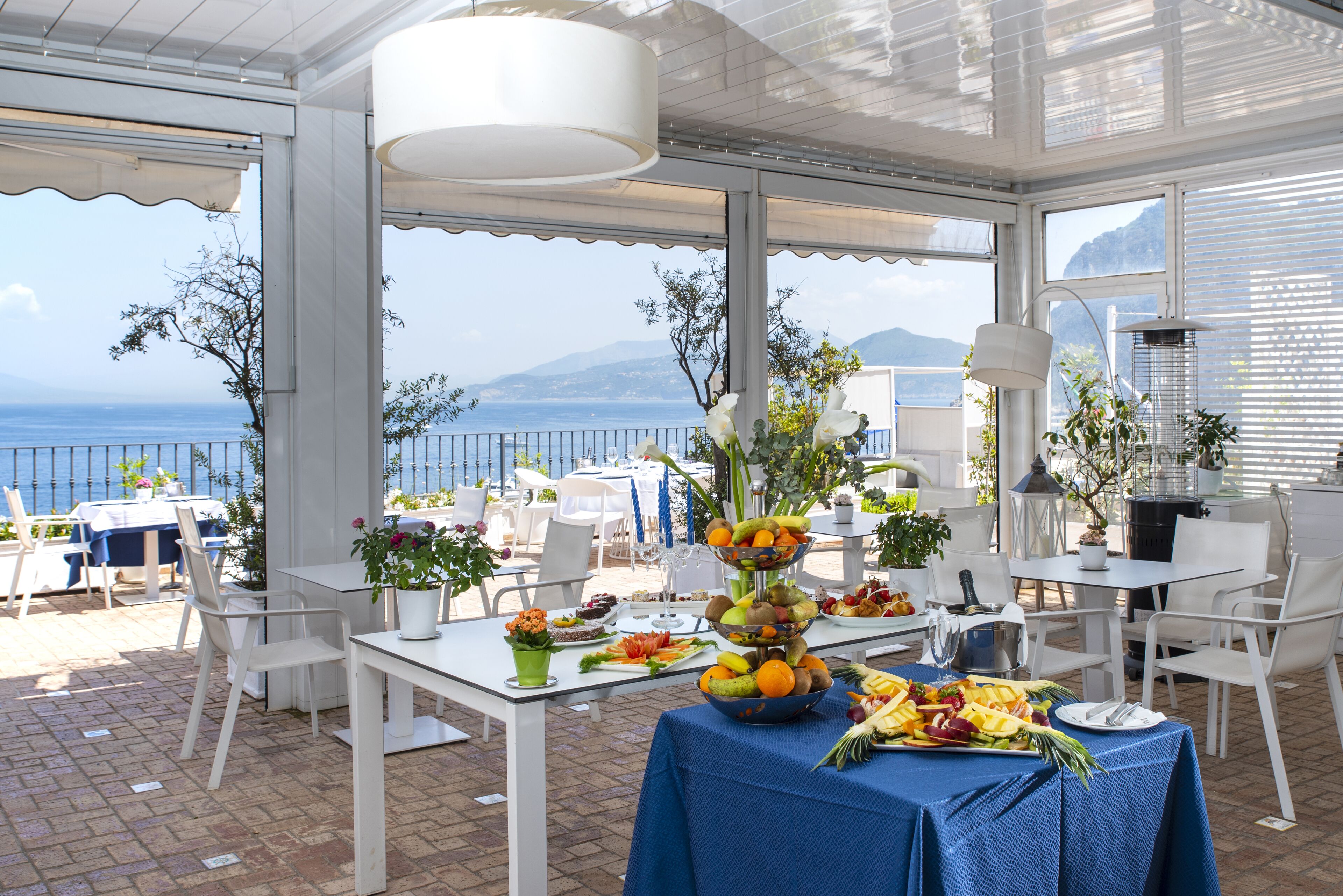 breakfast, lunch and dinner served