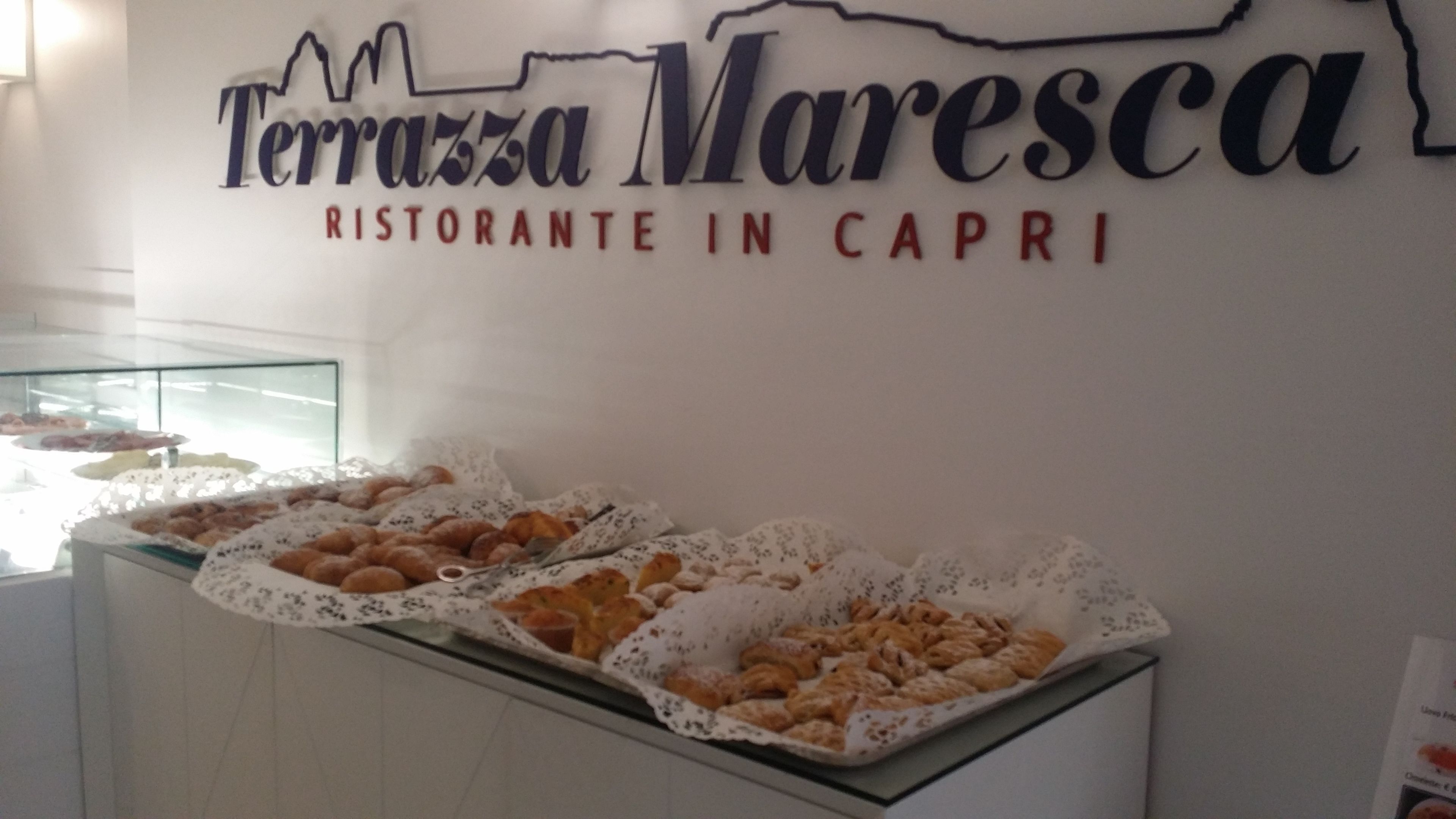 Eine Verkaufstheke mit verschiedenen Backwaren im Terrazza Maresca Ristorante in Capri.