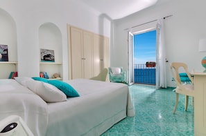 Minibar, in-room safe, desk, soundproofing - Relais Maresca Luxury Small Hotel (Capri)