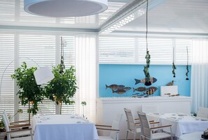 Déjeuner, dîner et souper servis sur place