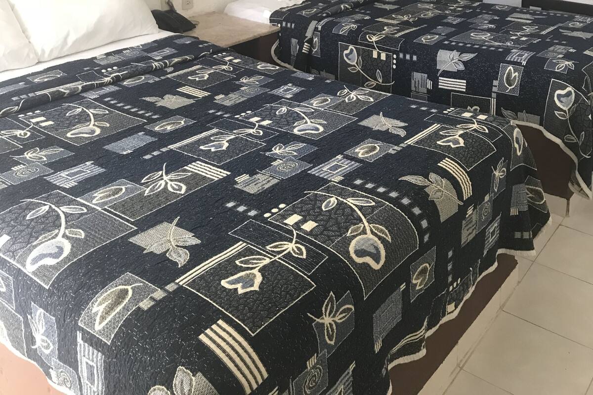 Standard Room | Peti besi dalam bilik 