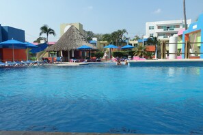 Una piscina al aire libre, sombrillas